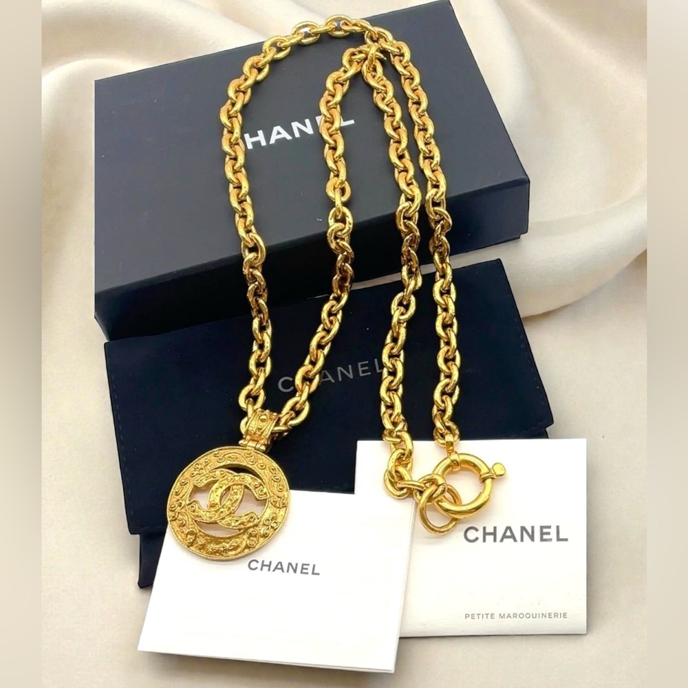 Chanel CC Large Round Pendant Necklace Vintage